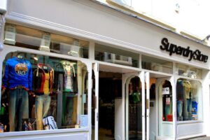 Superdry slnečné okuliare sa predávajú i v kamenných predajniach